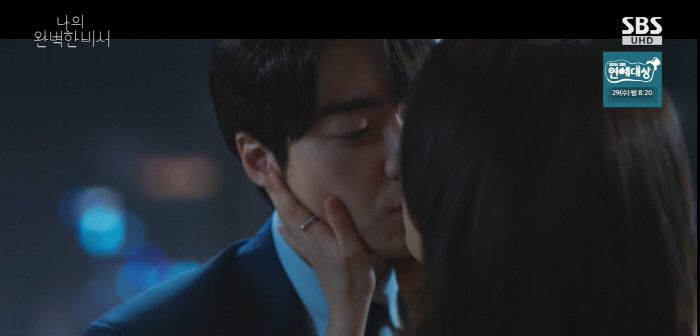 Lee Joon-hyuk ♥ Han Ji-min is a real lover, so the kiss bombing..Nationwide ♥ Looking at Choi Jeong-hoon (Na Wan-bi) 