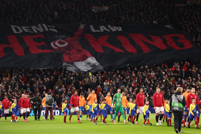 Park Ji-sung's former team Manchester United suffered from Europa League violence...Manchester United fan club is responsible for clash with away fans after Rangers match