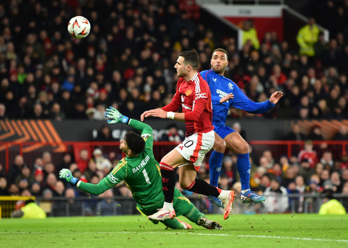 Park Ji-sung's former team Manchester United suffered from Europa League violence...Manchester United fan club is responsible for clash with away fans after Rangers match