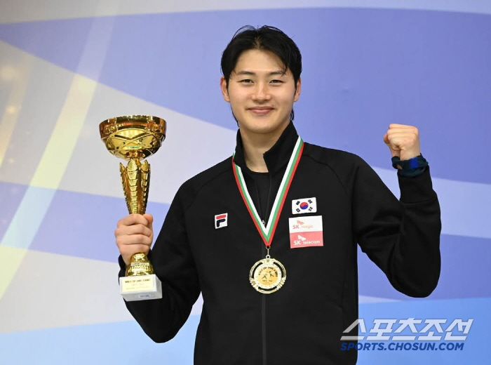 Fencing Emperor's Return Oh Sang-wook defeated the current world No. 1 to win the Plovodiff World Cup! Park Sangwon is also in third place. The Avengers in the new year!