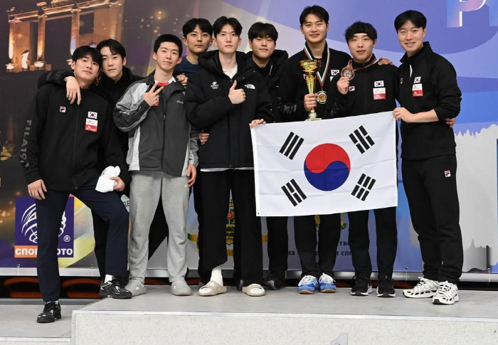 Fencing Emperor's Return Oh Sang-wook defeated the current world No. 1 to win the Plovodiff World Cup! Park Sangwon is also in third place. The Avengers in the new year!