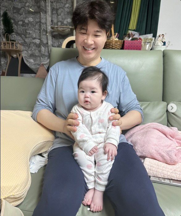  Double eyelids are broken! Park Soo-hong's daughter, Jae-yi, 90 days after she was born