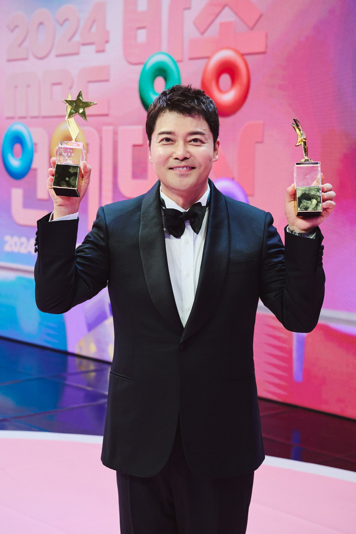  From aspiring entertainer to No. 1...MBC's son Jeon Hyun-moo lifted his third grand prize trophy