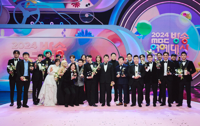  From aspiring entertainer to No. 1...MBC's son Jeon Hyun-moo lifted his third grand prize trophy