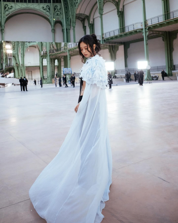 Jennie Stuns at Paris Chanel Show