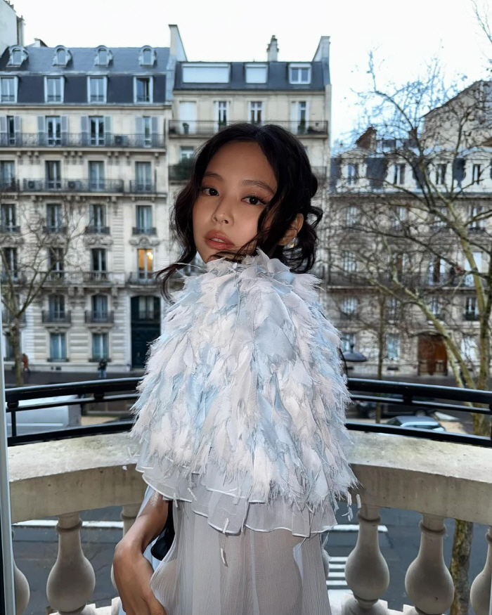 Jennie Stuns at Paris Chanel Show