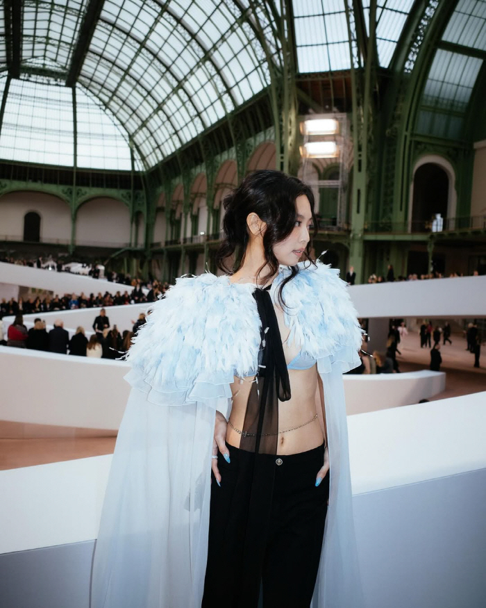 Jennie Stuns at Paris Chanel Show