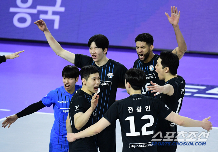 Lunar New Year fans are presented with 15 consecutive wins by Hyundai Capital and second-ranked Korean Air. (Incheon Review)