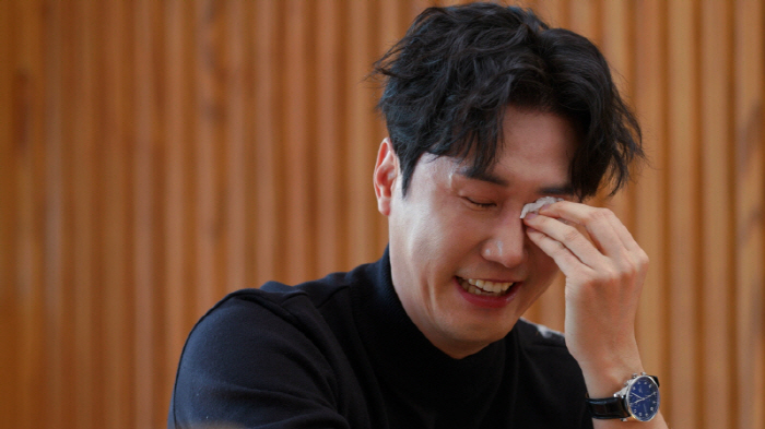 Shin Seong confesses to the family history of tears → cerebral infarction → gave up audition after collapsing from cerebral hemorrhage (Let's live together)