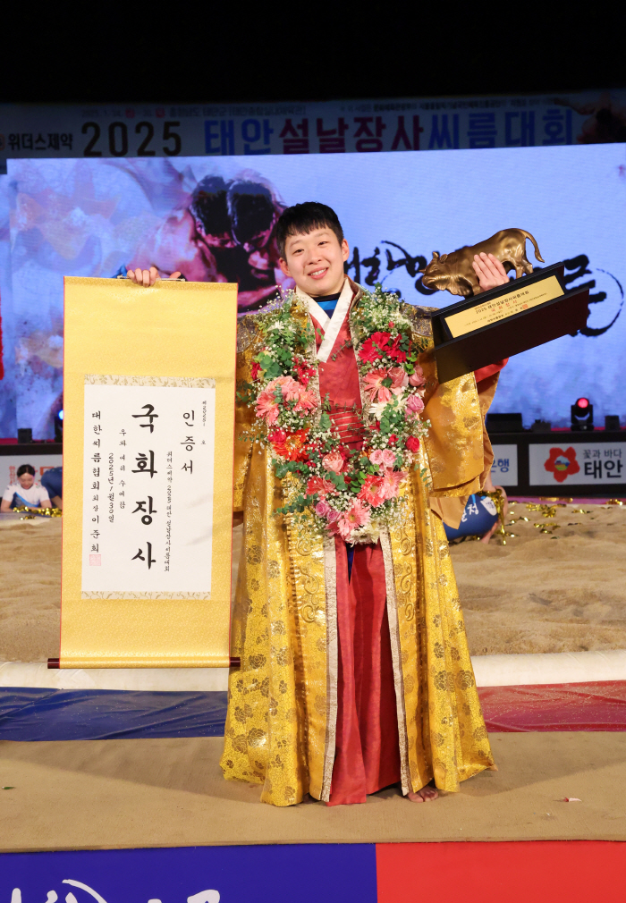 Choi Sang-hye Jae-ha-hyun, Taean Lunar New Year's Ssireum Competition, has won two consecutive women's divisions