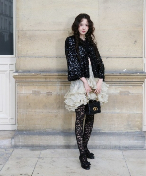  Unexpected styling of curly hair  mesh stockings! Yim Yuna, the Paris fashion show is devastating