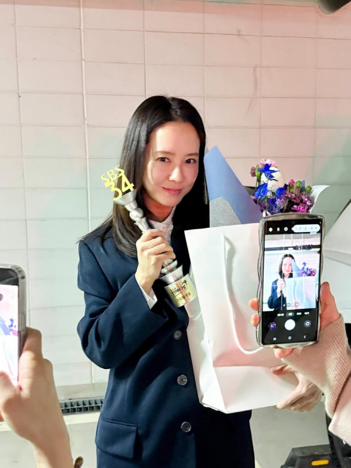 Song Ji-hyo Expresses Gratitude for 'Scene Stealer Award' at 2024 SBS Entertainment Awards