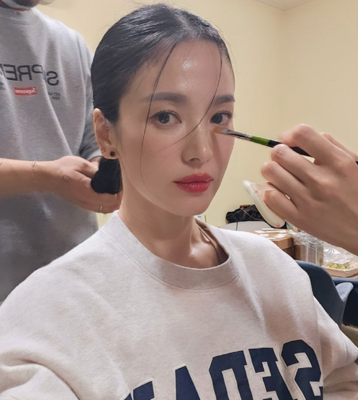 43-year-old Song Hye-kyo's face-to-face shot without humiliation..All-white hair  red lips look great