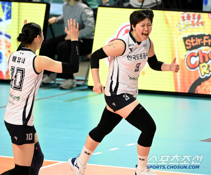 Confidence in winning four out of four games against GS? Rookie setter Kim Daeun laid down the basics step by step 