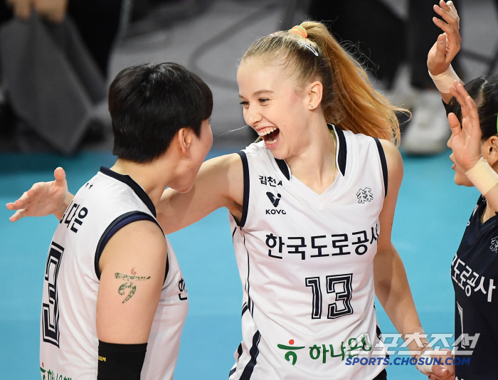 Confidence in winning four out of four games against GS? Rookie setter Kim Daeun laid down the basics step by step 