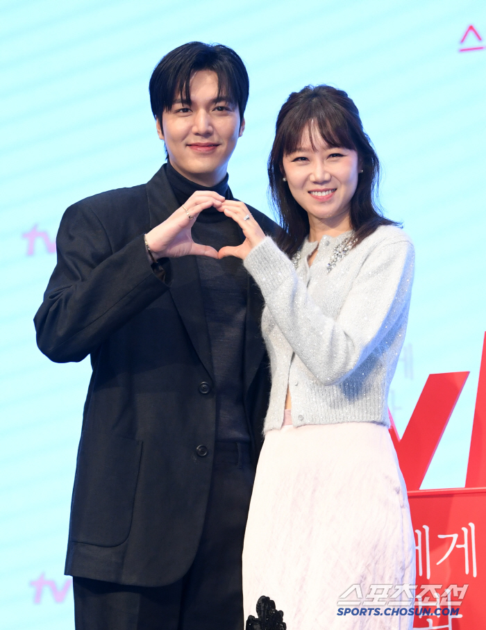 Lee Min-ho X Gong Hyo-jin will start a full-fledged romance following a 50 billion-won extraordinary bed scene (Ask the stars)