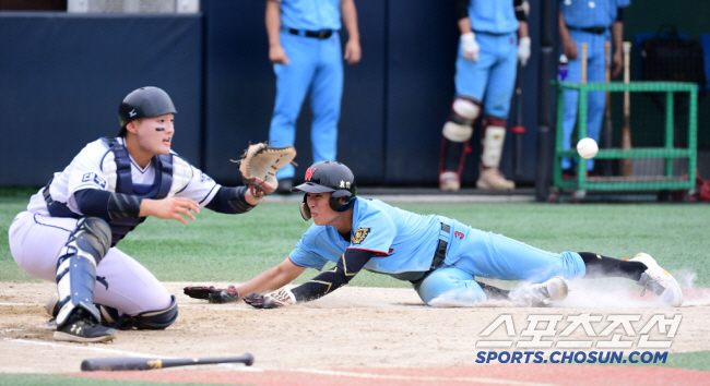 Ave 0.521 8 years younger than Lee Jung-hoo, Lee Young-min won the batting award at the KBSA Awards