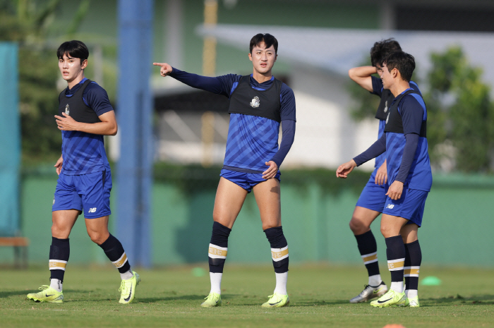 Average age 29 → 25 years old Seoul E-Land conducts the 2nd Changwon off-season training! Captain Kim Oh Kyu. This season's color is team level soccer!