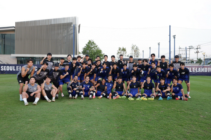 Average age 29 → 25 years old Seoul E-Land conducts the 2nd Changwon off-season training! Captain Kim Oh Kyu. This season's color is team level soccer!