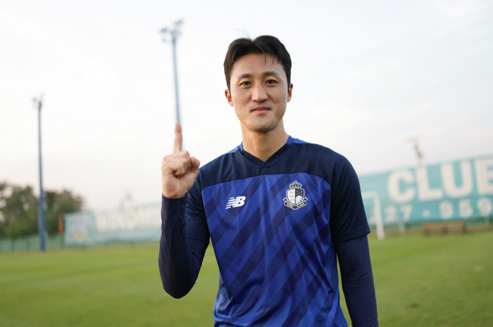 Average age 29 → 25 years old Seoul E-Land conducts the 2nd Changwon off-season training! Captain Kim Oh Kyu. This season's color is team level soccer!