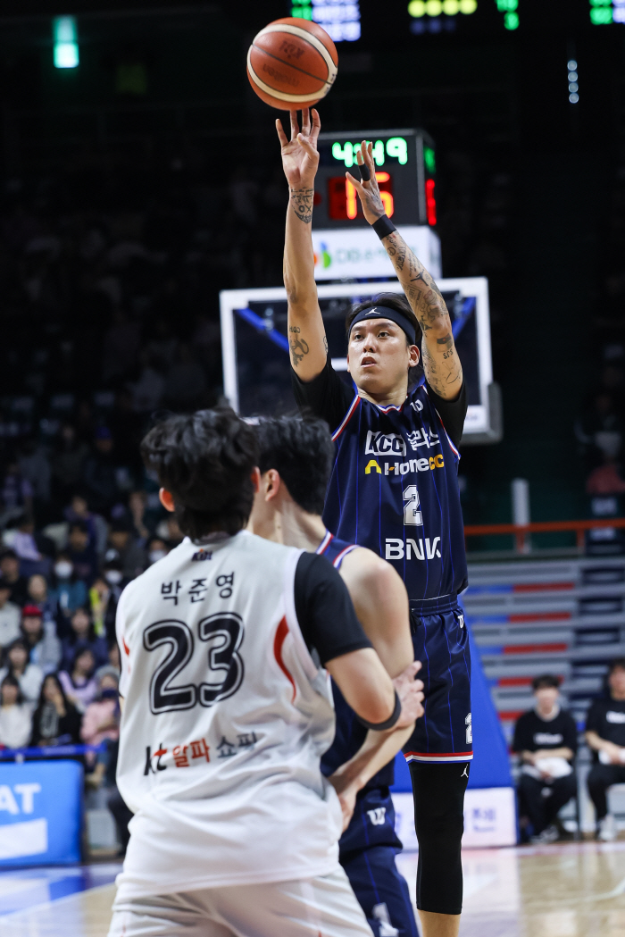 Coach Jeon Chang-jin's sigh, Song Kyo-chang and Choi Jun-yong's return, and KCC, who became a completely new team, feels like the first practice game of the offseason