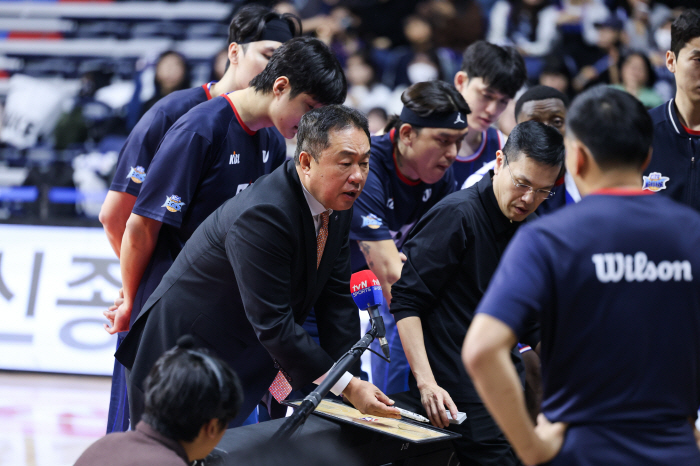 Coach Jeon Chang-jin's sigh, Song Kyo-chang and Choi Jun-yong's return, and KCC, who became a completely new team, feels like the first practice game of the offseason