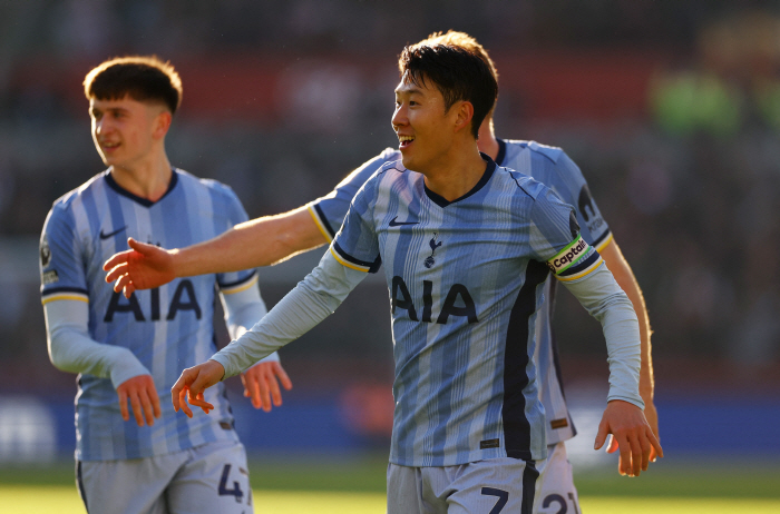  Son Heung Min's corner kick, one-man show to induce his own goal! Tottenham win away to Brentford! Escaped the league for the fourth time in a row