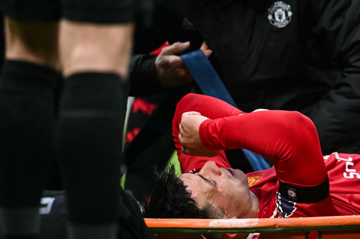 Flipped in a horror tackle → Out United on a stretcher in tears, asked for a direct replacement after a shock Martinez injury