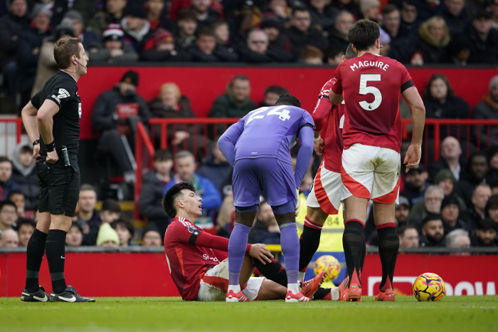 Flipped in a horror tackle → Out United on a stretcher in tears, asked for a direct replacement after a shock Martinez injury