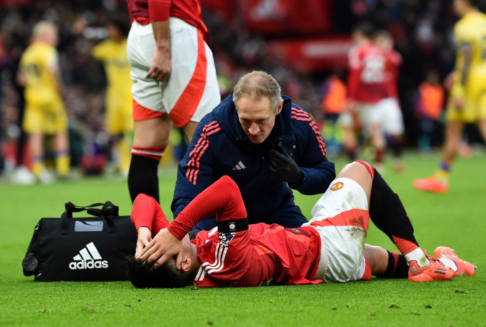 Flipped in a horror tackle → Out United on a stretcher in tears, asked for a direct replacement after a shock Martinez injury