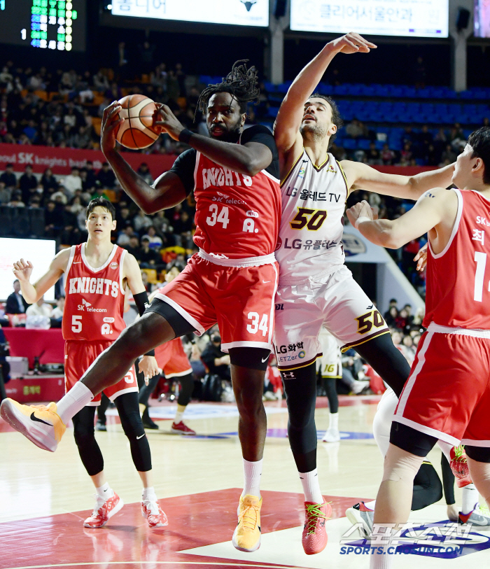 Head coach Jeon Hee-chul's outburst of anger Technical Foul Seoul SK, Changwon LG 7870, and leading Mercury 