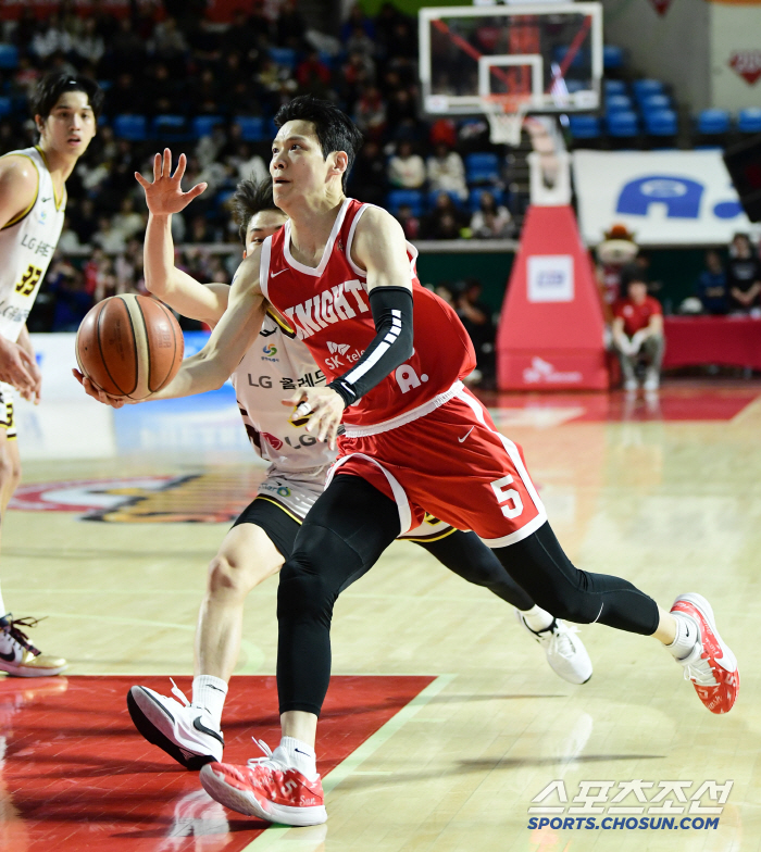 Head coach Jeon Hee-chul's outburst of anger Technical Foul Seoul SK, Changwon LG 7870, and leading Mercury 