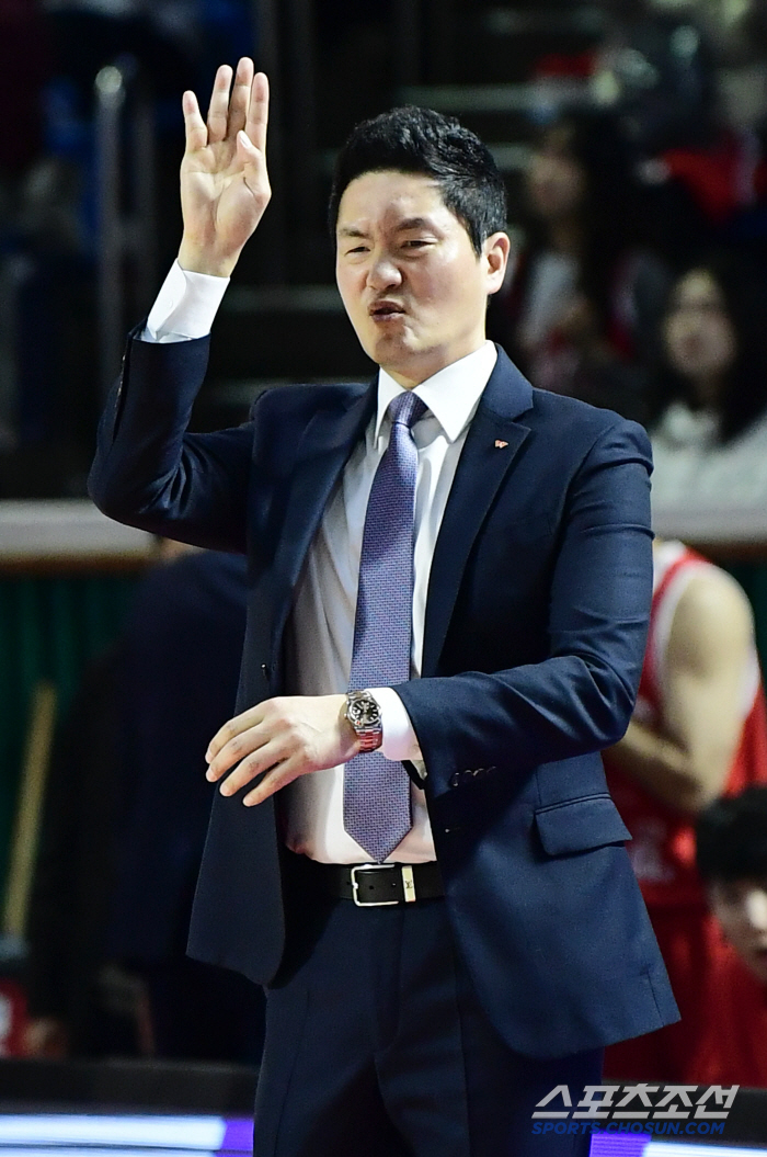 Head coach Jeon Hee-chul's outburst of anger Technical Foul Seoul SK, Changwon LG 7870, and leading Mercury 