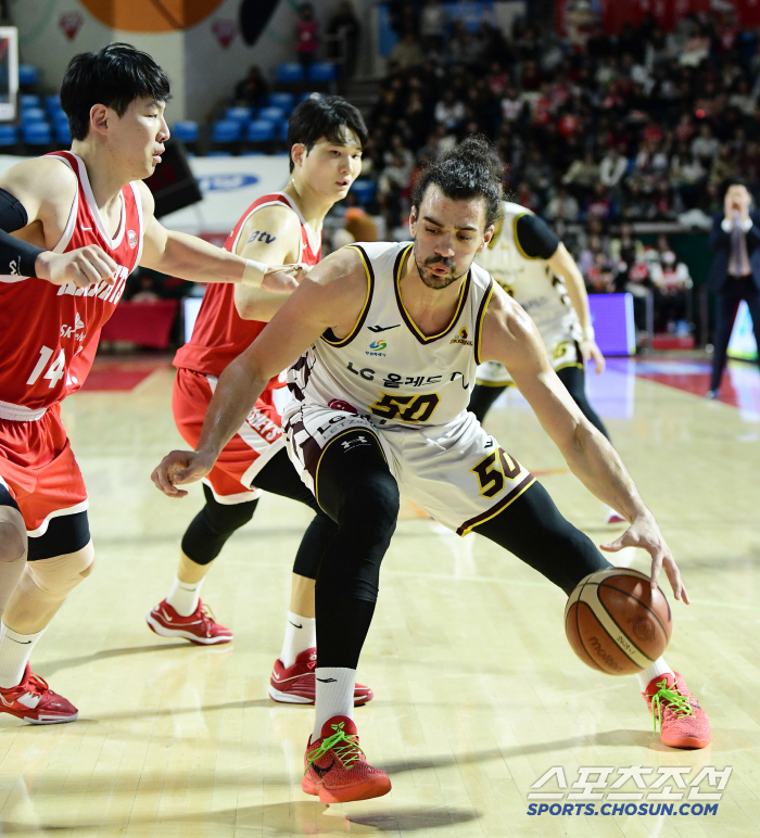 Head coach Jeon Hee-chul's outburst of anger Technical Foul Seoul SK, Changwon LG 7870, and leading Mercury 