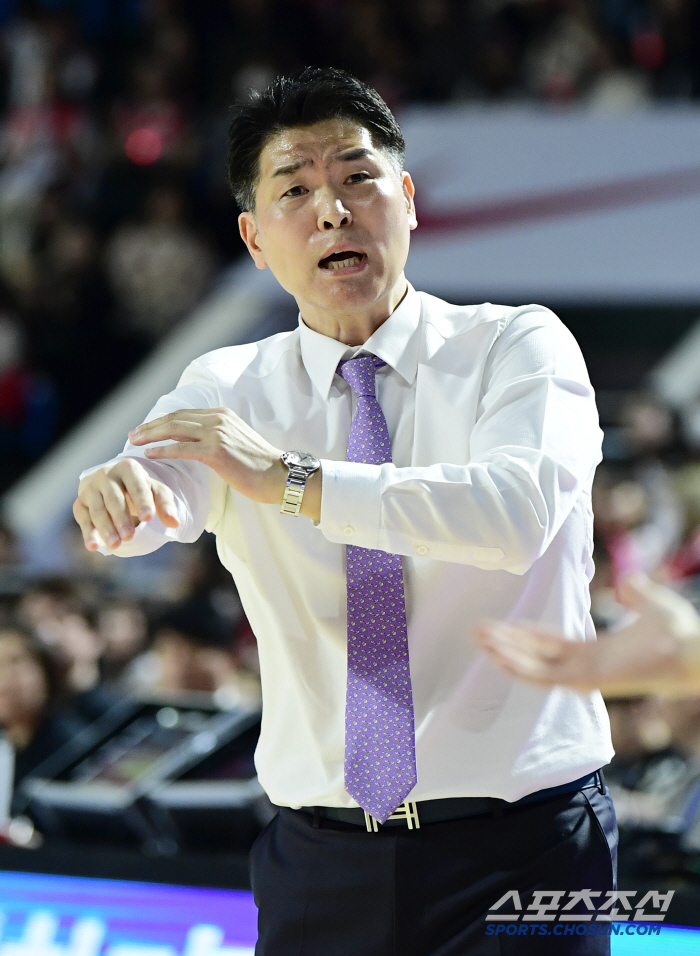 Head coach Jeon Hee-chul's outburst of anger Technical Foul Seoul SK, Changwon LG 7870, and leading Mercury 