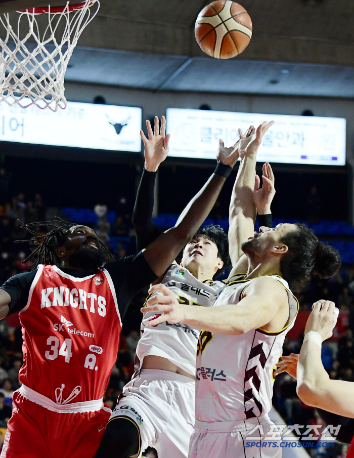 Head coach Jeon Hee-chul's outburst of anger Technical Foul Seoul SK, Changwon LG 7870, and leading Mercury 