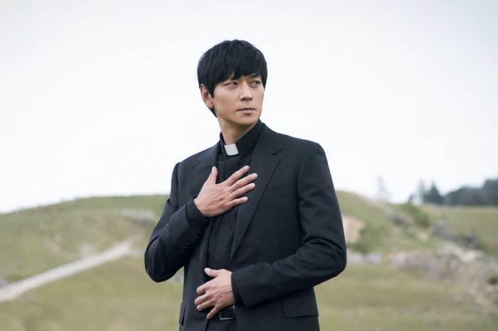 Kang Dong-won wearing a priest's uniform again for the first time in 10 years..Big Brother, Black Priests, Little Brother, Black Nuns, and World views