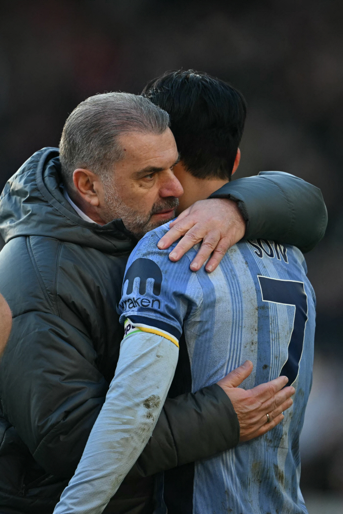 Warm Captain Son Heung-min, Injury Break Kim Ji-soo and Hot Hugs...Korean The B fans give a big round of applause despite the failure