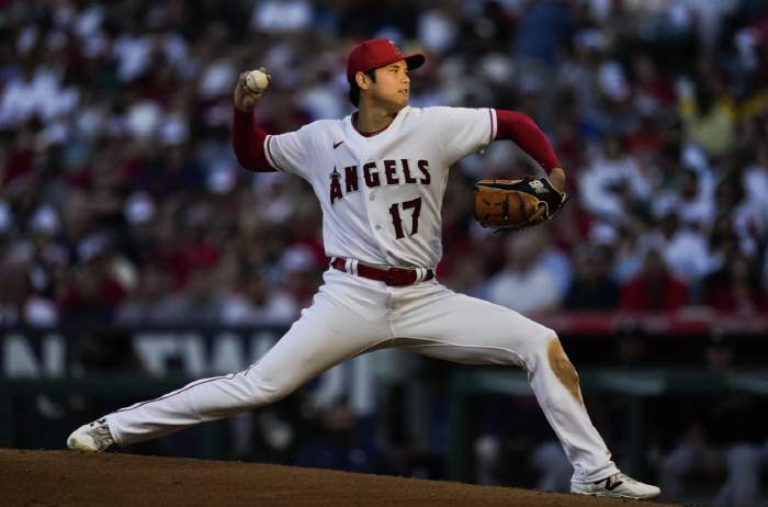 And for the first time in history! 43 home runs, 34 steals, 141 strikeouts, Ohtani returns to the mound in May