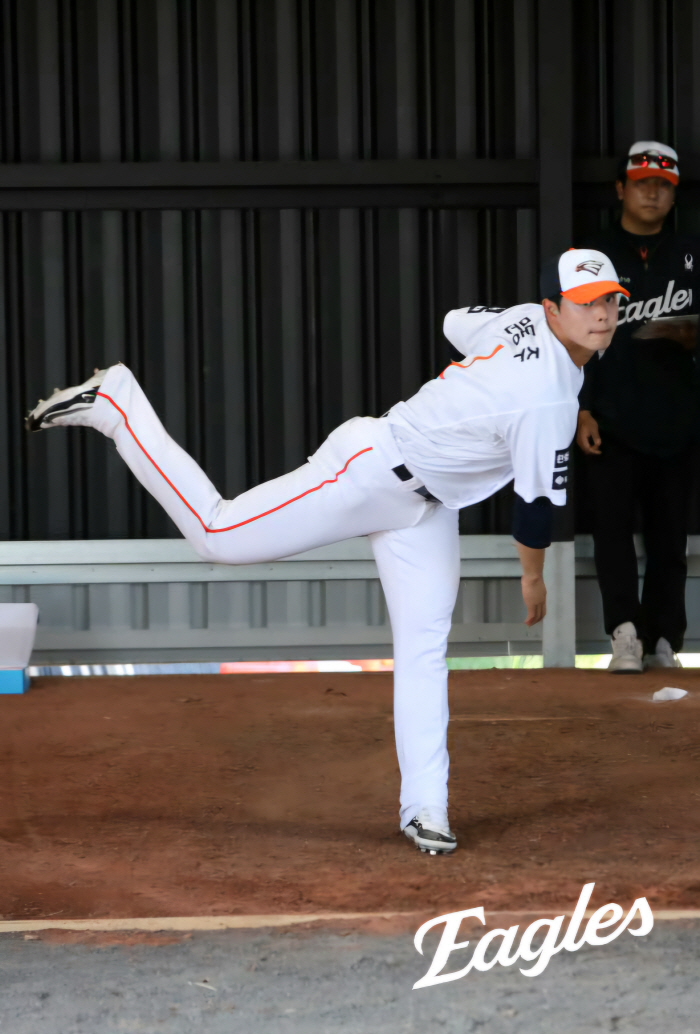 Is it the prelude to the resurrection? Dong-ju Moon threw a ball in 5 months. Shoulder, ball. How was it? 