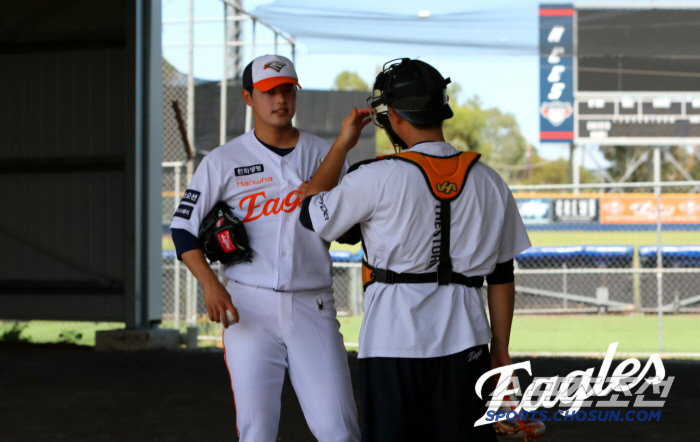 Is it the prelude to the resurrection? Dong-ju Moon threw a ball in 5 months. Shoulder, ball. How was it? 