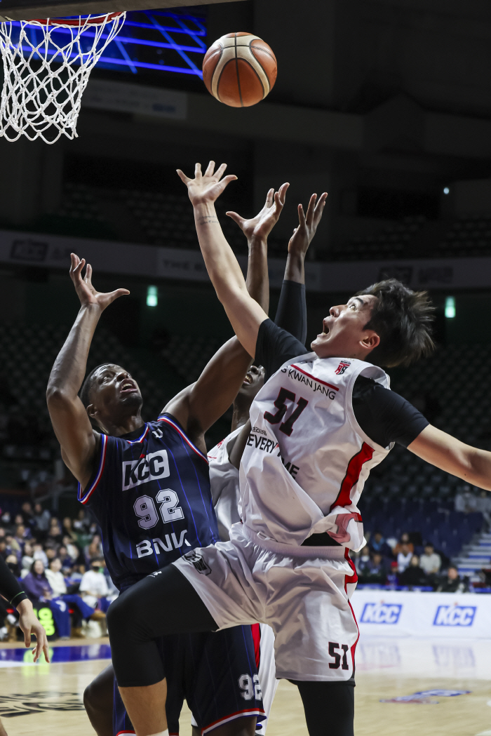  HAN SEUNG HEE's career high 22 points! Jeong Kwan-jang, who won five consecutive games, overwhelmed KCC. It has emerged as the best dark horse in the semi-final PO