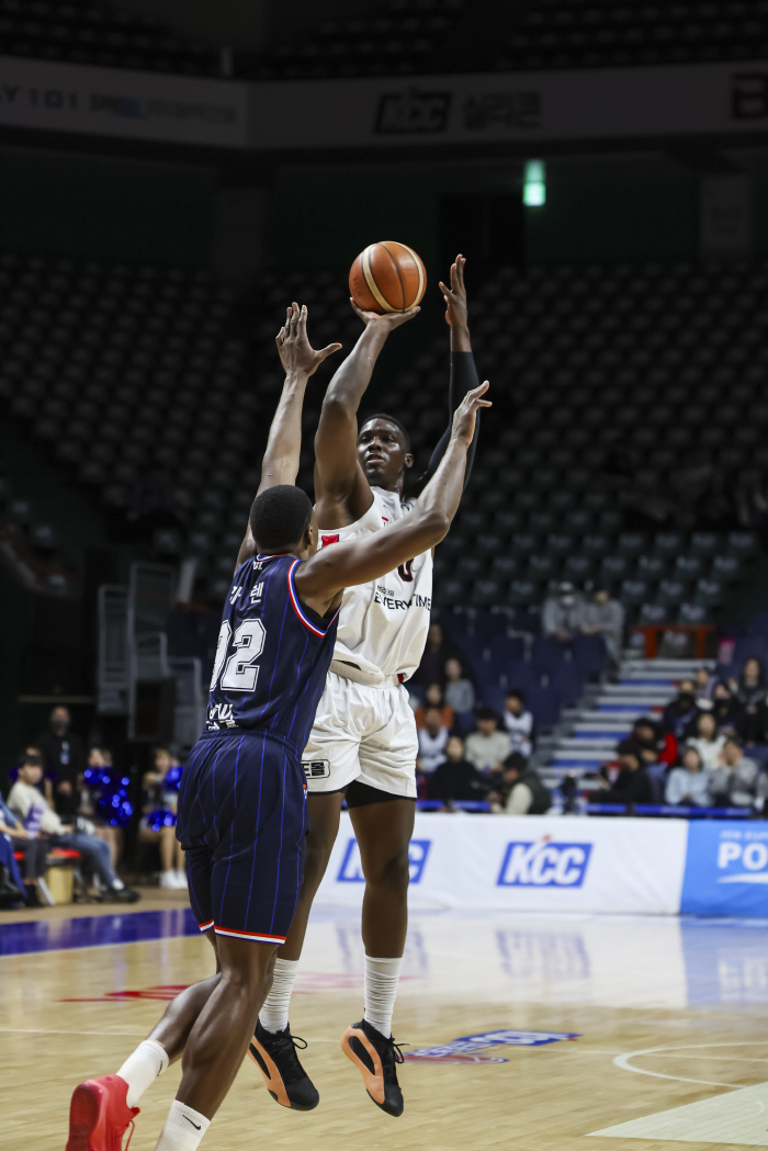  HAN SEUNG HEE's career high 22 points! Jeong Kwan-jang, who won five consecutive games, overwhelmed KCC. It has emerged as the best dark horse in the semi-final PO