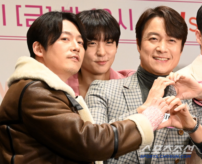  Jang Hyuk, Hyun Woo, Choi Dae Chul, a heart with a handsome smile