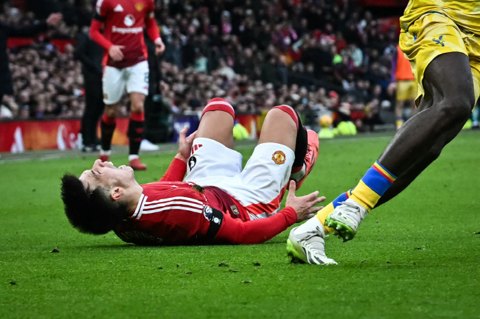 Replacement in tears → Cross ligament injury season OUT Manchester United is in big trouble, key DF Martinez is in serious trouble