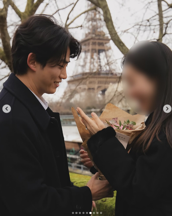 2PM’s Ok Taecyeon Reportedly Engaged Proposal Photo in Paris Goes Viral