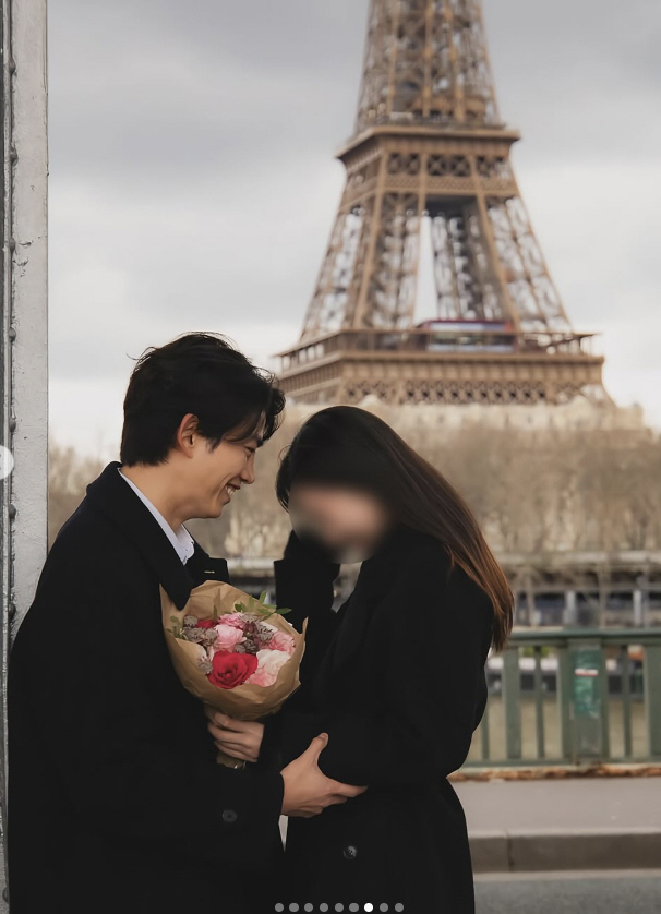 2PM’s Ok Taecyeon Reportedly Engaged Proposal Photo in Paris Goes Viral