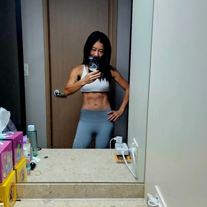 42-year-old Lee Ji-hyun, washboard abs  split back muscles. Who would believe you're a baby