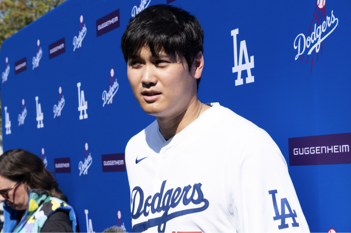 Are you sure you're okay? Ohtani returns as a pitcher, running across the minor pitch and hitting the head