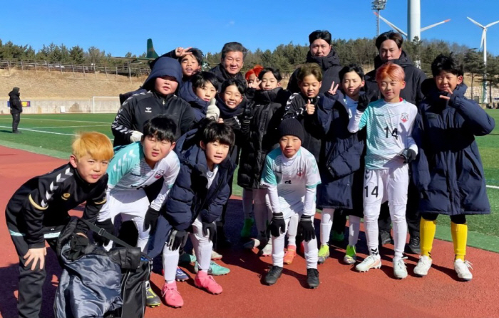 Candidate Chung Mong-kyu encourages Youngdeok Youth Soccer Tournament to take the first step since the election of KFA president was confirmed on the 26th